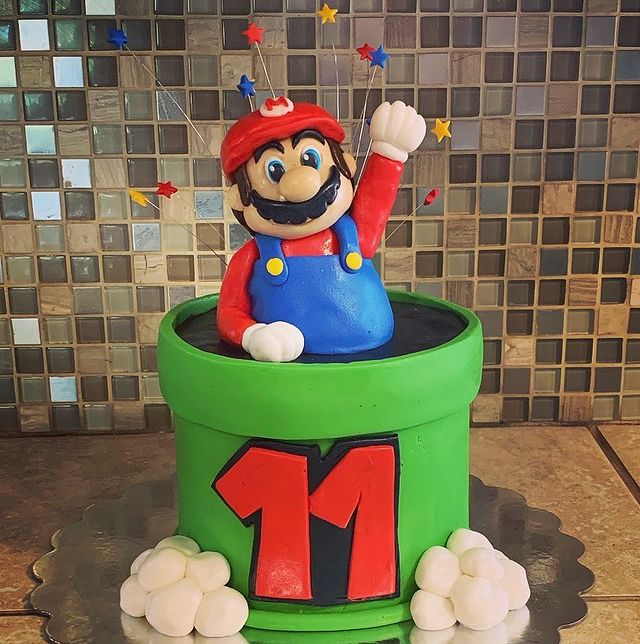 Super Mario coming out of a pipe cake